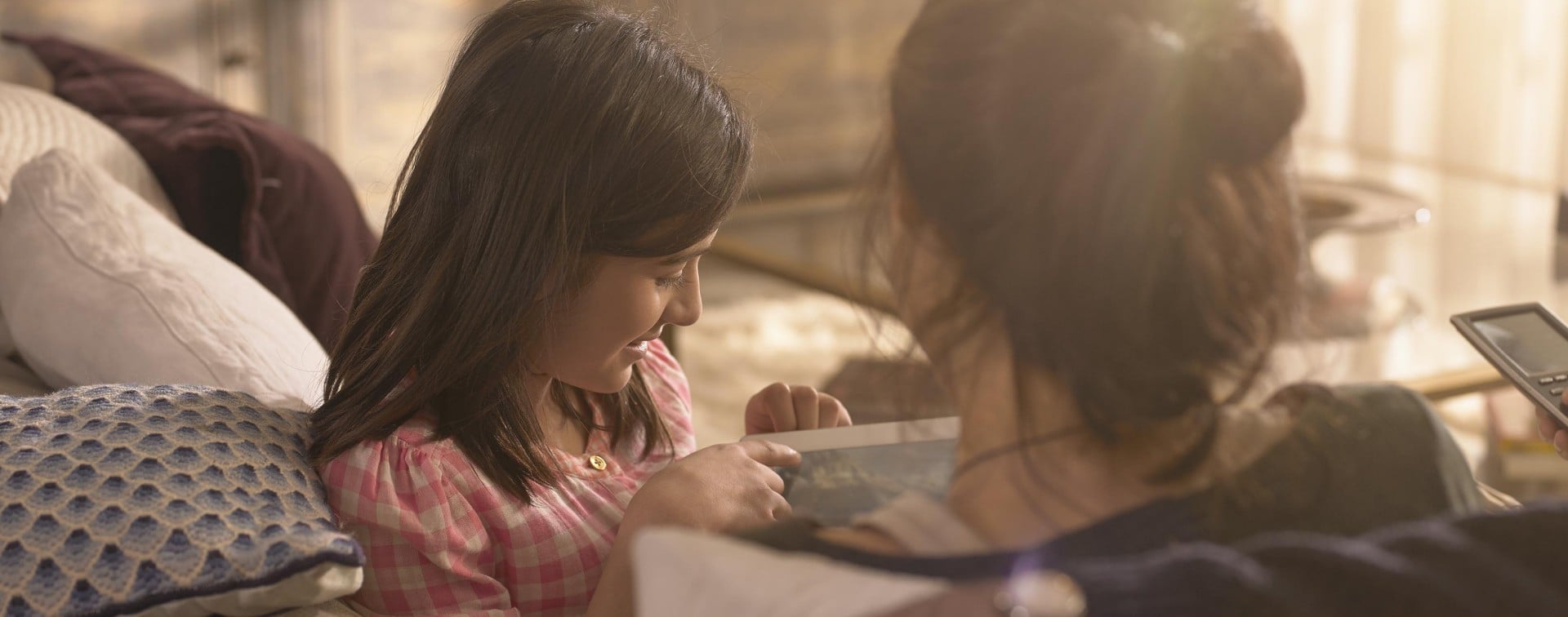 мать и дочь читают