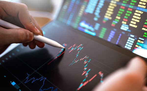 Digital Monitor with market analyses graph